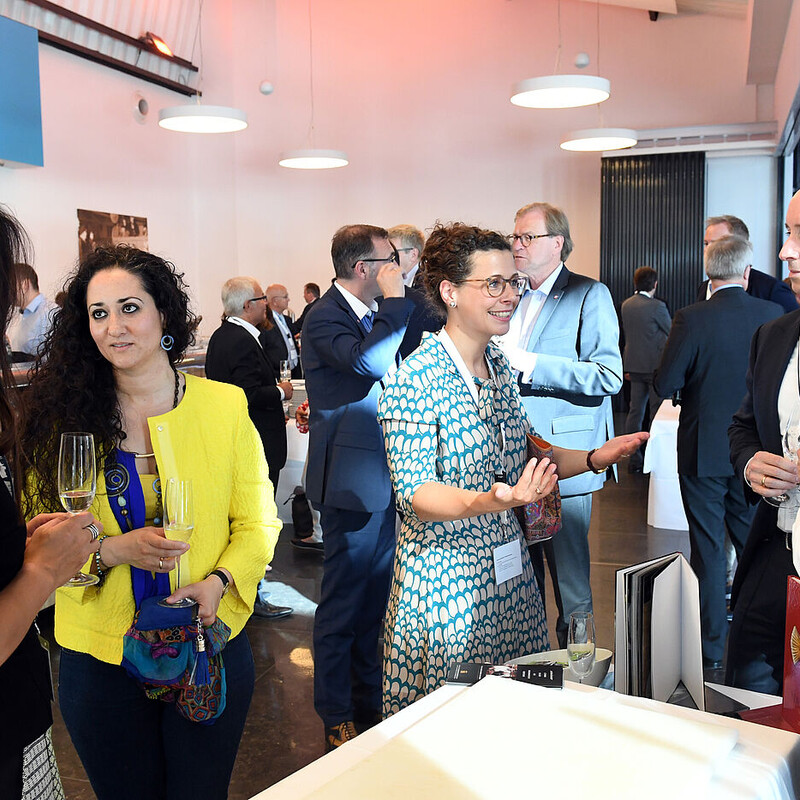 Kleingruppen im Smalltalk vor dem Büfett