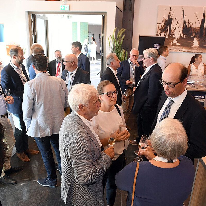 Kleingruppen beim Smalltalk vor dem Büfett