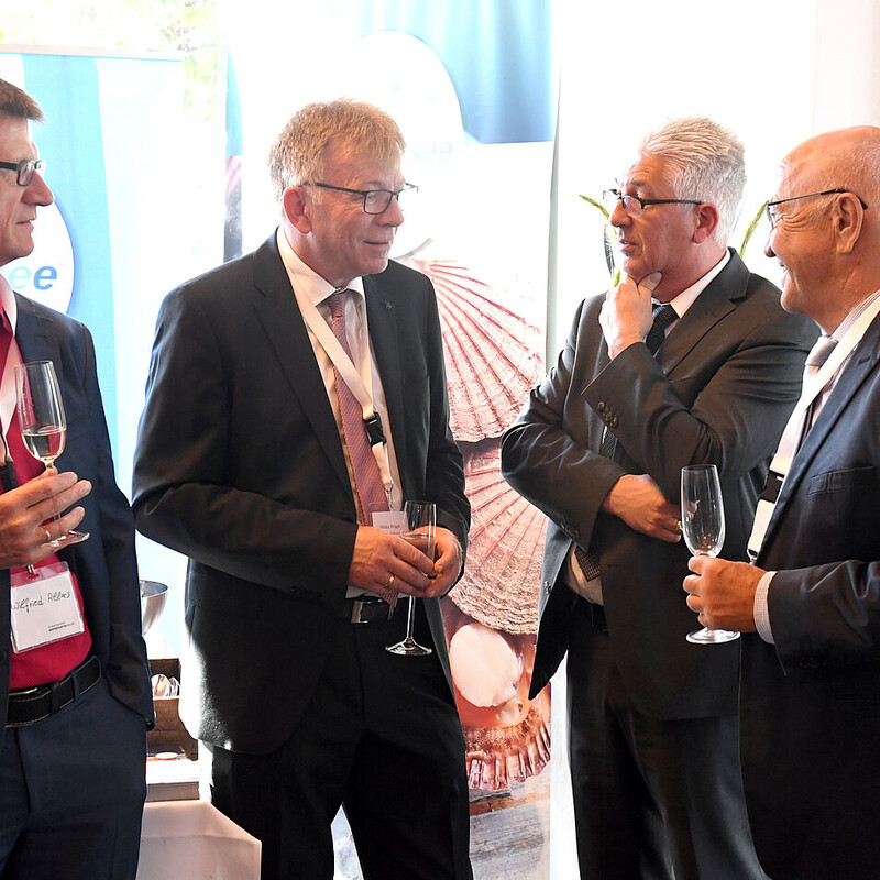 Personengruppe aus Männern im Gespräch