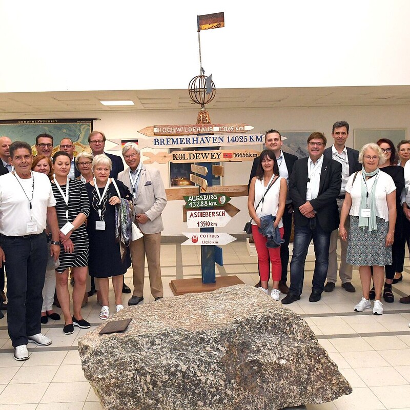 Menschengruppe bei einer Exkursion ins Alfred Wegener Institut