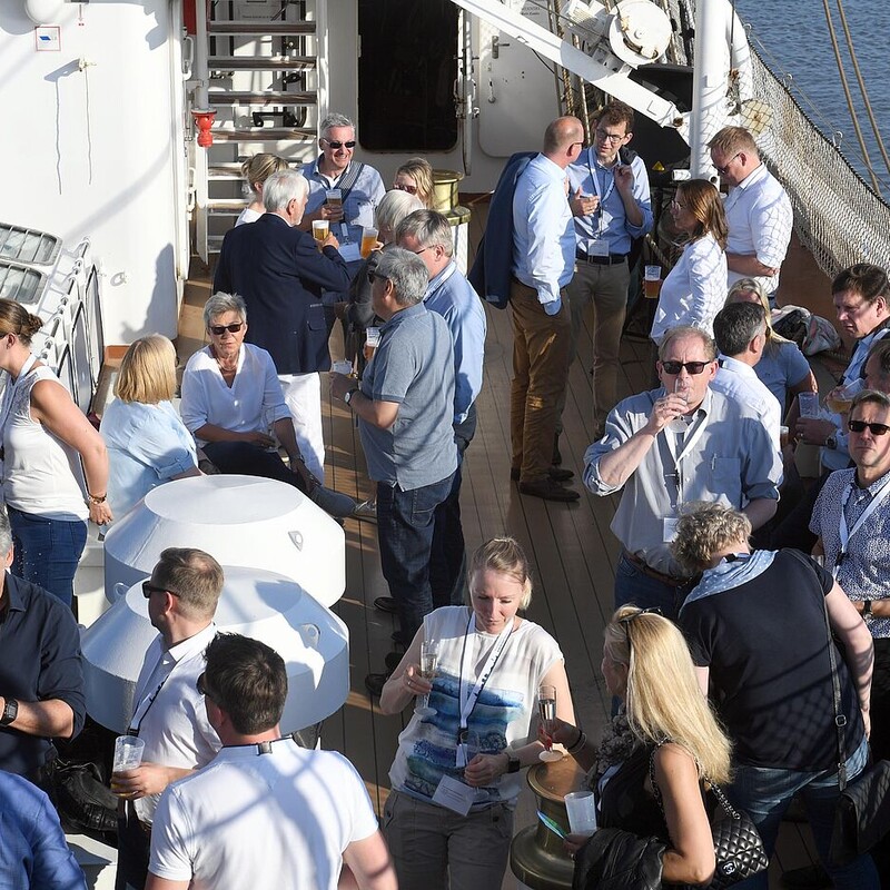 Menschengruppe beim Büfett auf einem Boot