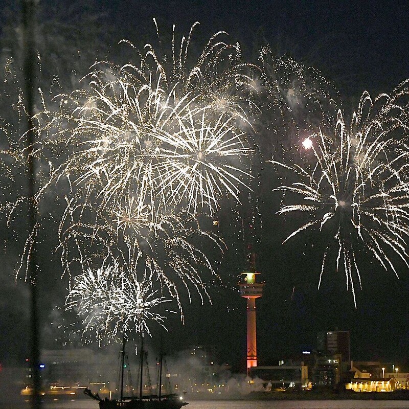 Feuerwerk über Bremerhaven bei Nacht