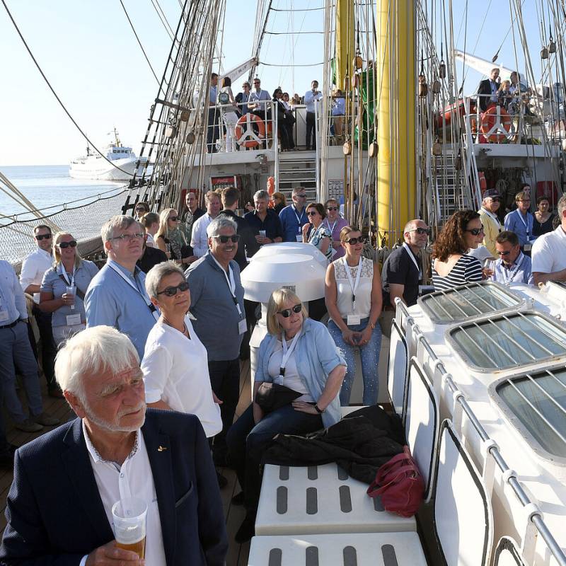 Menschenmenge bei einem Ausflug auf einem Segelschiff