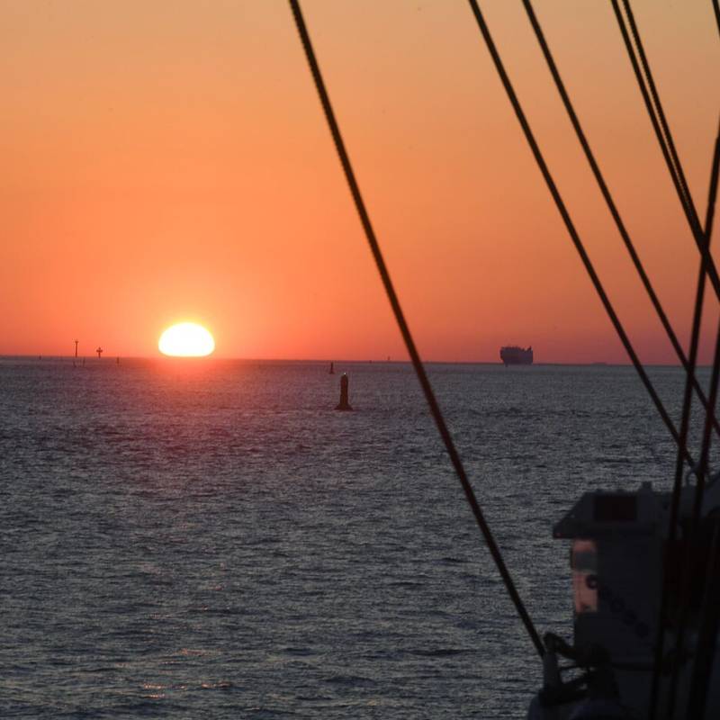 Sonnenuntergang auf dem Meer von einem Segelschiff aus