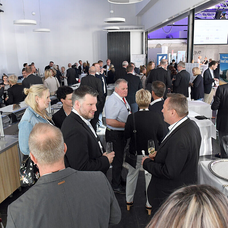 Menschengruppe in kleinen Zwischengesprächen