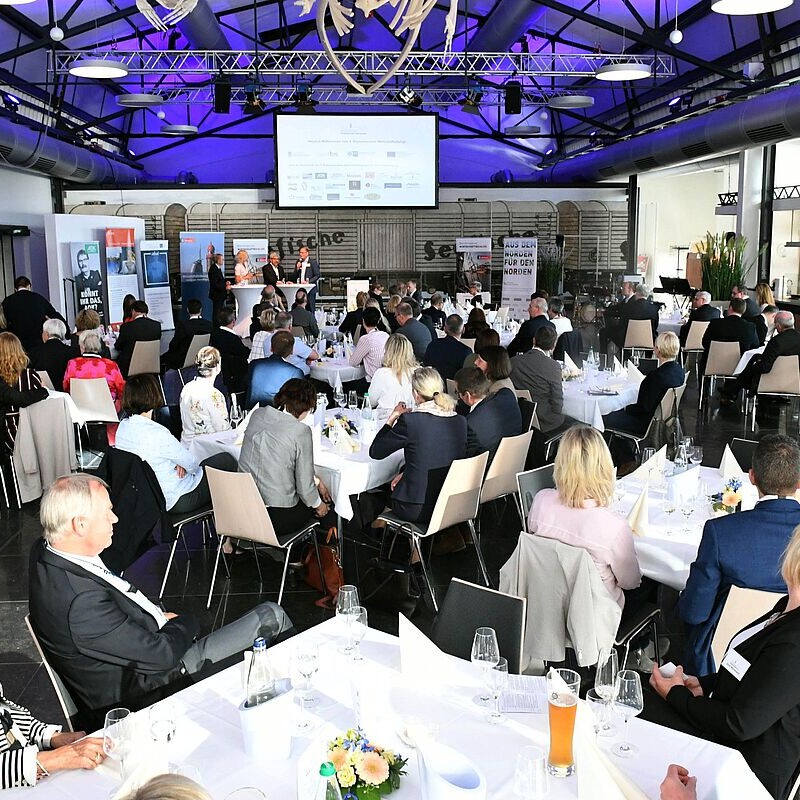 gespannte Zuhörerschaft mit Blick auf die Rednerbühne