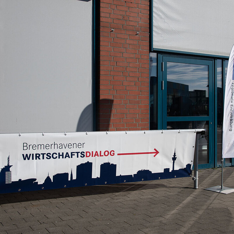 Wegweiser Schild zum Wirtschaftsdialog