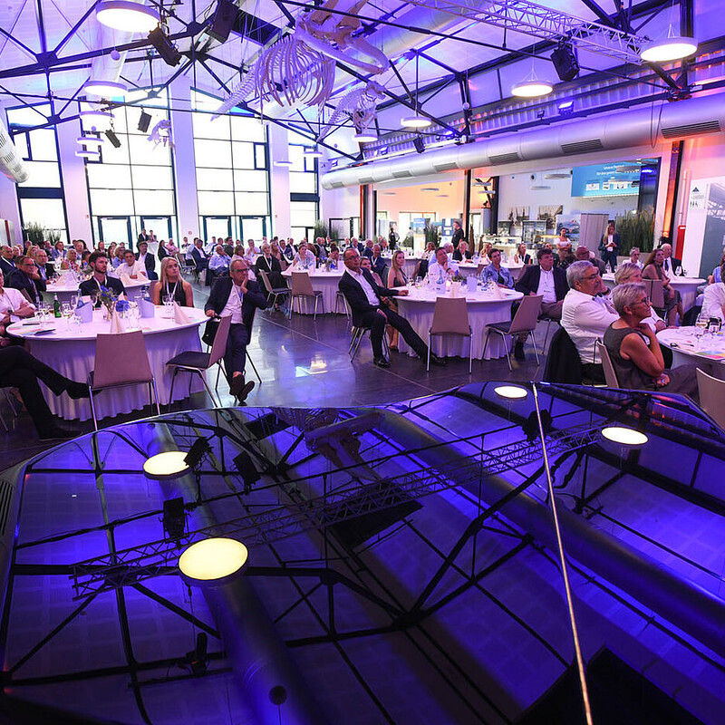 Zuhörerschaft während der Begrüßungsreden im Saal