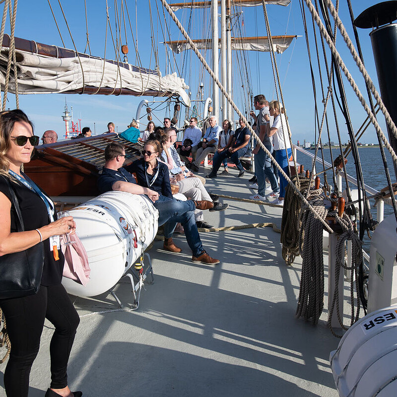 Besucher:innen auf einem Segelschiff