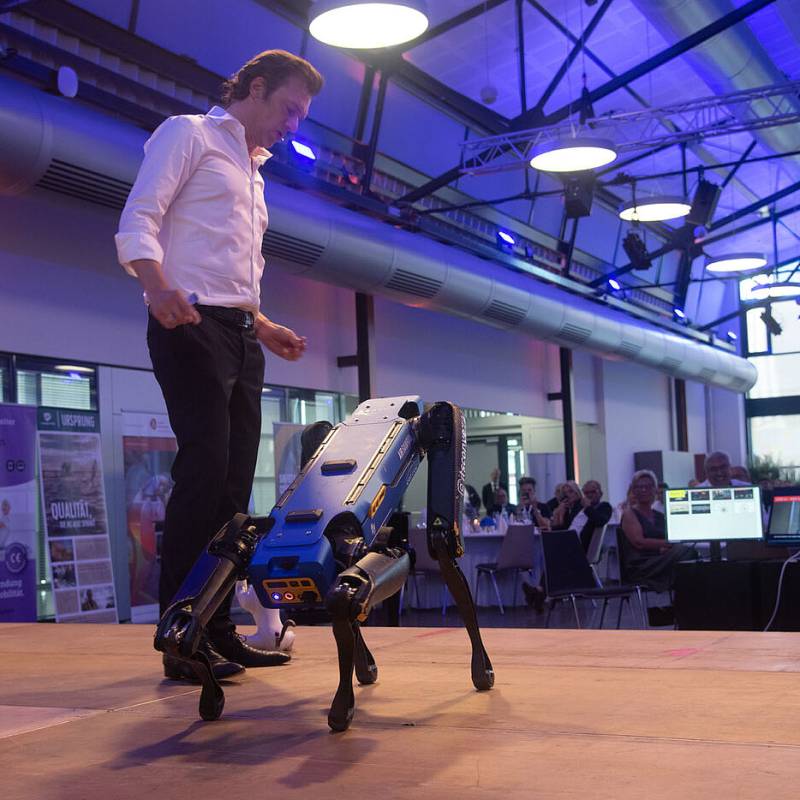 Bühnenpräsentation eines hundeartig aussehenden Roboters