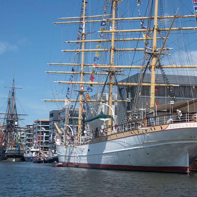 Diverse Segelschiffe im Hafen von Bremerhaven
