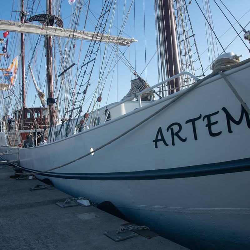 Nahaufnahme des Segelschiffes Artemis