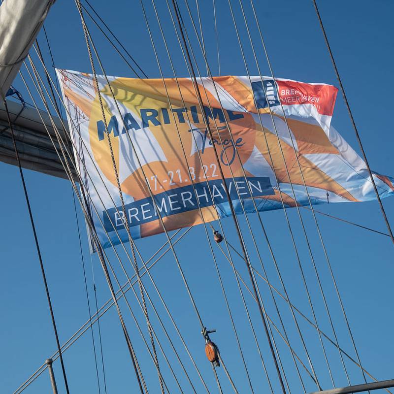 Wehende Flagge der Maritimen Tage Bremerhaven im Wind