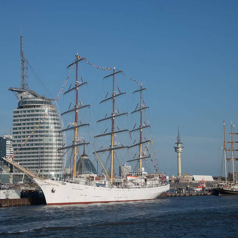 Segelschiffe im Hafen von Bremerhaven aus der Ferne