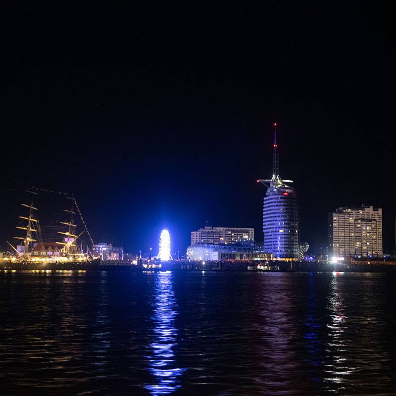 Blick auf Bremerhaven bei Nacht vom Wasser aus